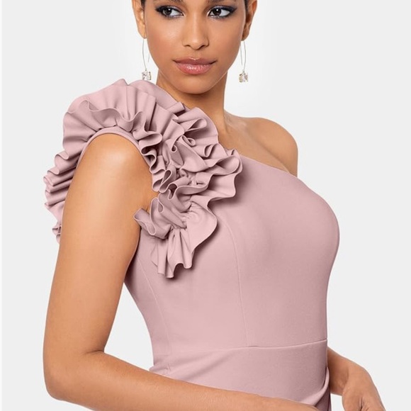 One should formal dress - Picture 3 of 6